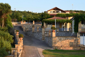 Alexandros Seaside Family Apartments & Villas - Paradise, 7' from Petalidi